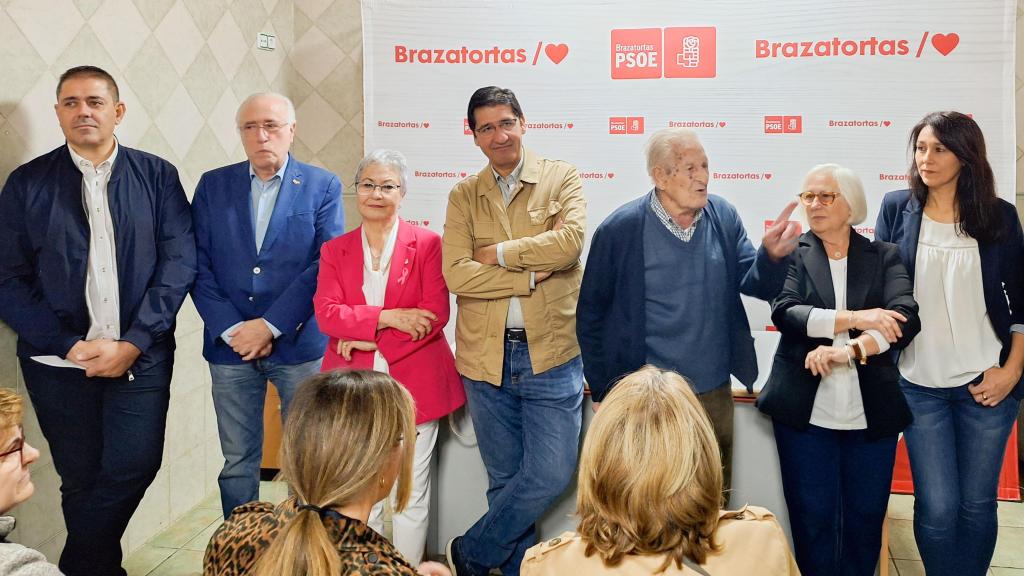 José Manuel Caballero, en el centro, en la nueva Casa del Pueblo de Brazatortas.