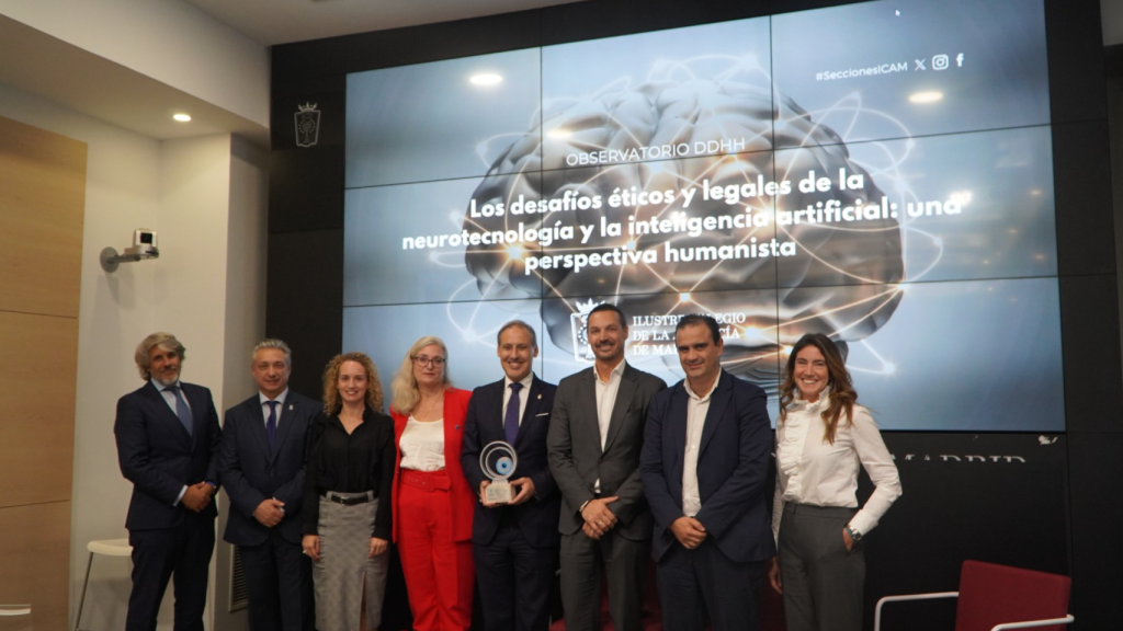 Foto de familia con los intervinientes en la jornada del Observatorio de DDHH del ICAM y el Observatorio de DDHH de España.