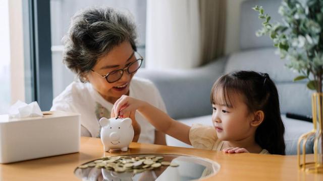 Abuela enseña a su nieta cómo ahorrar.