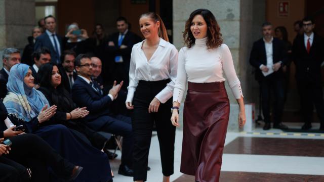 Ana Dávila e Isabel Díaz Ayuso en una fotografía de archivo el pasado 8 de mayo.