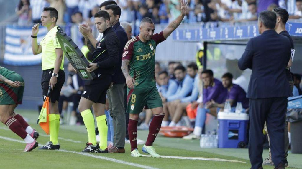 Santi Cazorla saluda al público de La Rosaleda al retirarse del terreno de juego.