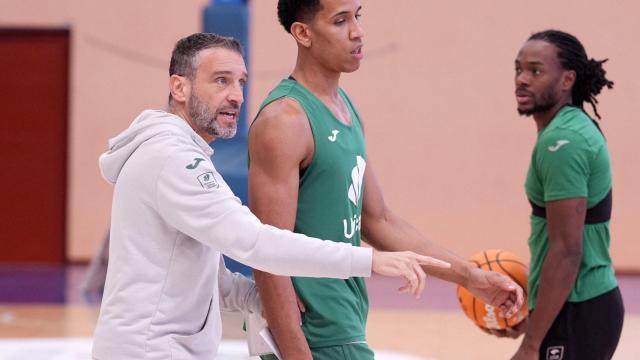 Ibon Navarro dirige una cesión de entrenamiento con el Unicaja.