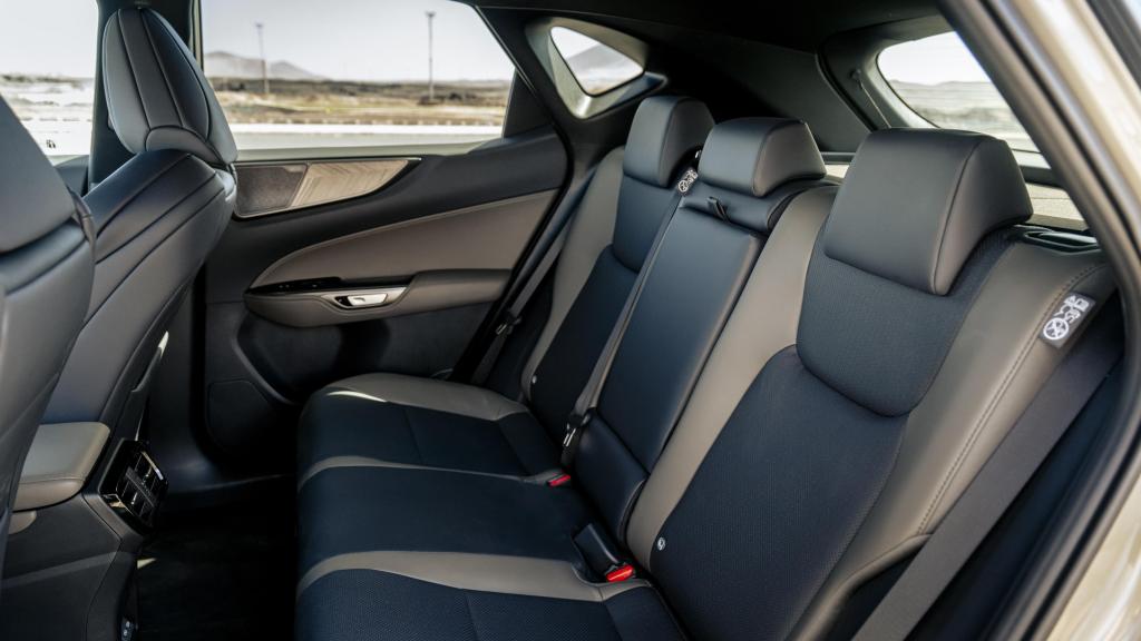 Interior del Lexus NX Overtrail.