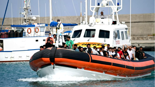 Migrantes llegan a la costa de Italia en julio de 2024.