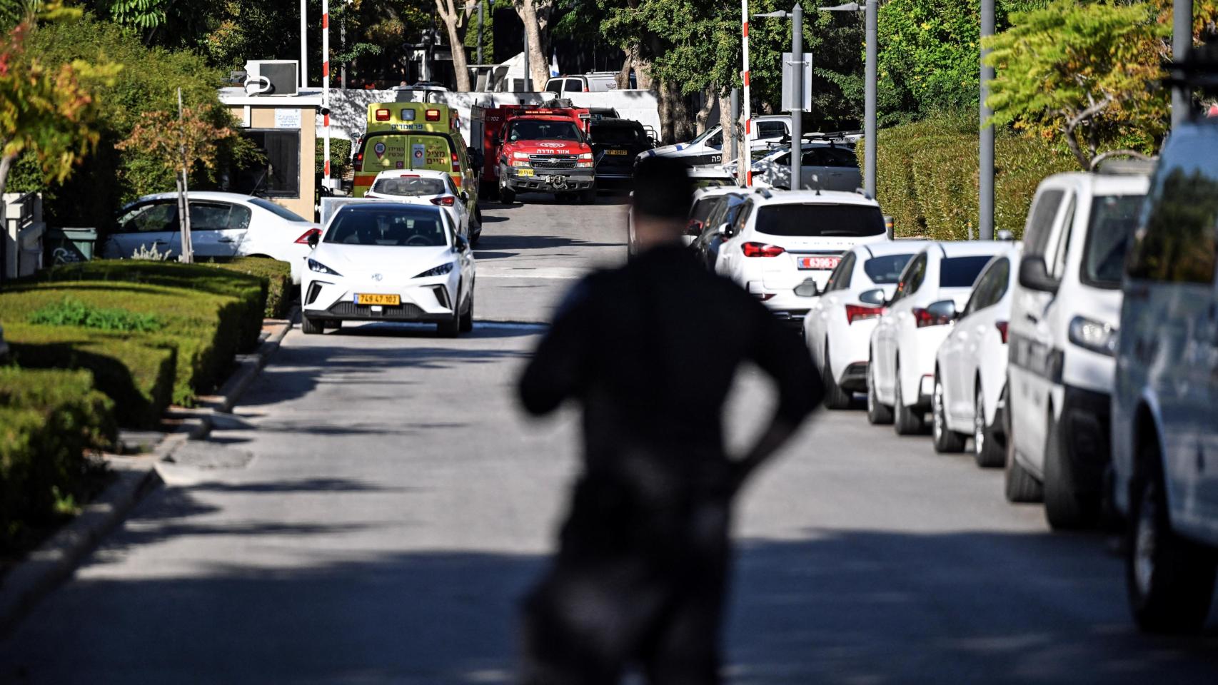 Un miembro del personal de seguridad israelí se encuentra a la entrada de una calle cercana a la residencia de Netanyahu.