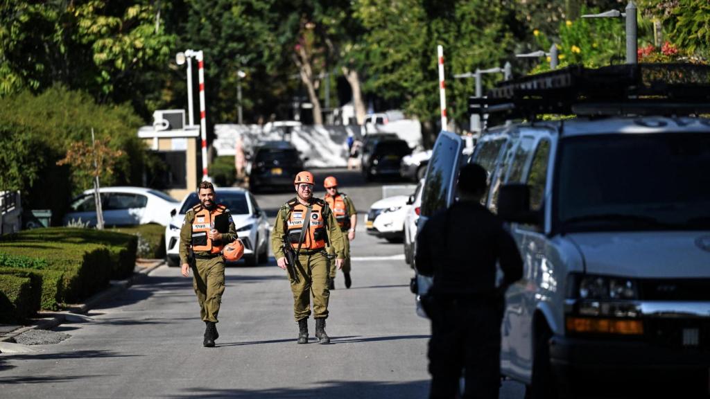 Soldados del Comando del Frente Nacional de Israel caminan en Cesarea, tras un ataque con drones desde Líbano.