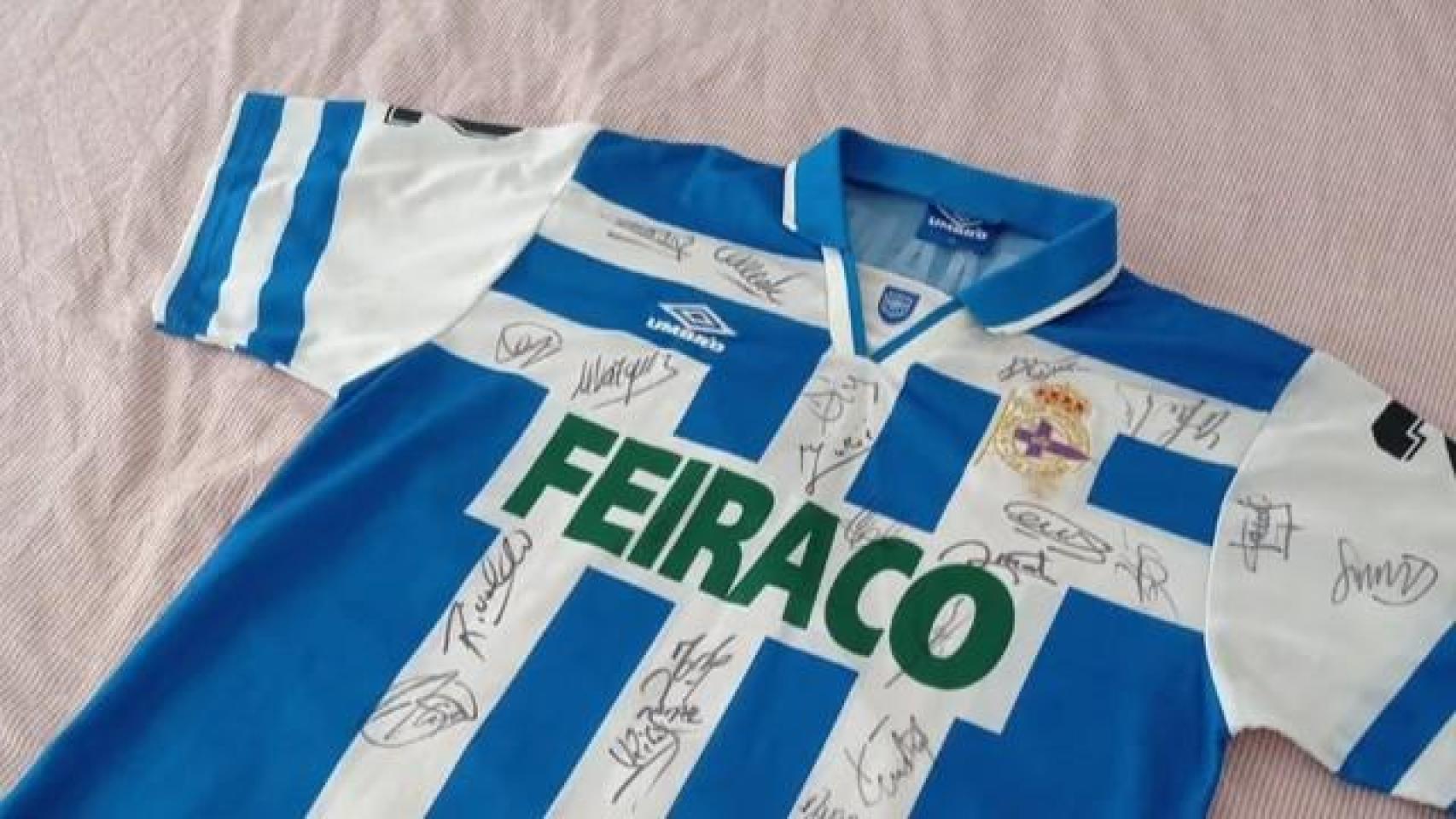 La camiseta firmada de Armando firmada por todo el equipo