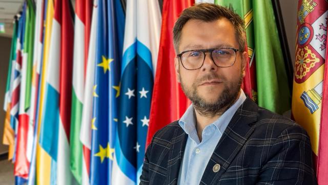 Borowski posa para EL ESPAÑOL en la sede central de Frontex, en Varsovia, Polonia.