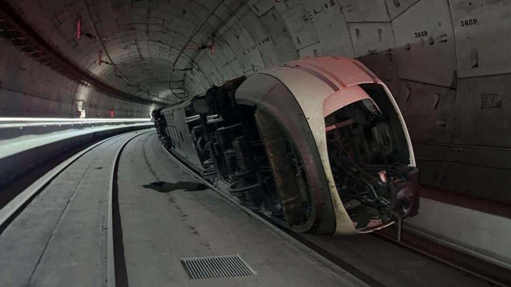 El tren descarrilado en el túnel entre Atocha y Chamartín.