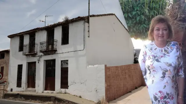 Amparo junto a una imagen de la casa donde fue asesinada.