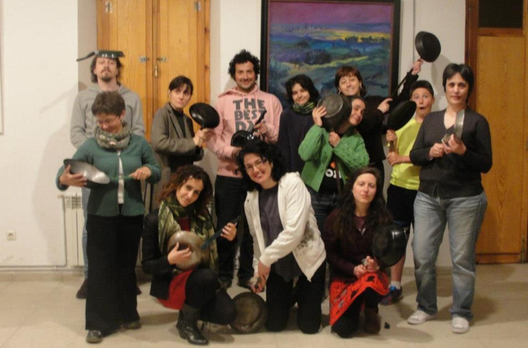 Vanesa Muela con los alumnos de un curso de percusión con instrumentos de cocina en San Pedro de Gaíllos, Segovia