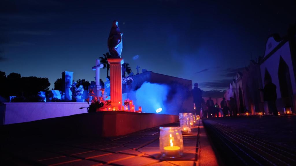 Una estatua del cementerio parroquial de San Javier.