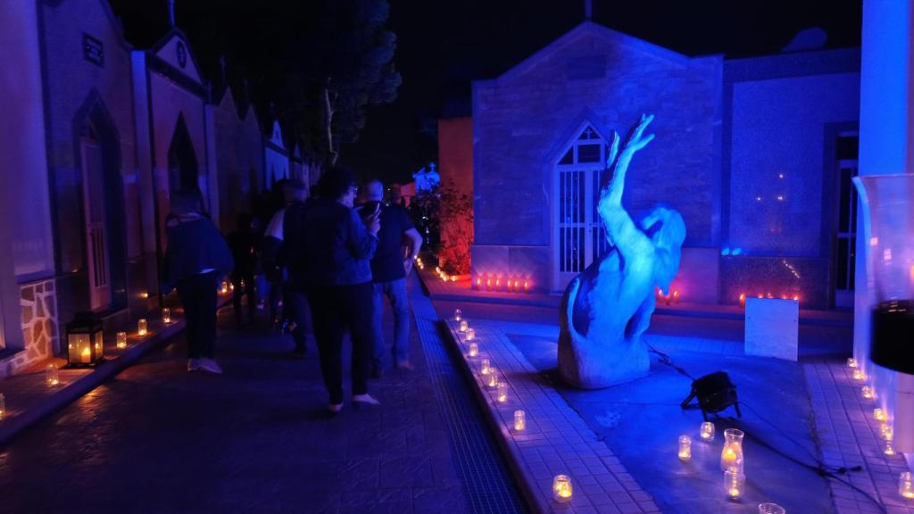 Una persona fotografía una estatua del cementerio parroquial de San Javier durante la representación 'Don Juan Tenorio. Sueño y realidad'.