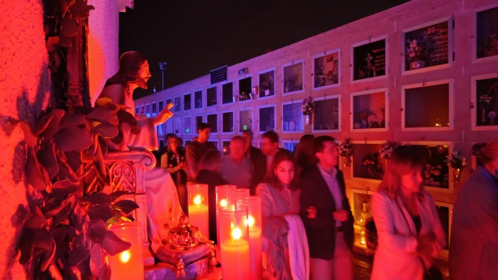 Una figura de Jesucristo iluminada con velas durante la representación 'Don Juan Tenorio. Sueño y realidad'.