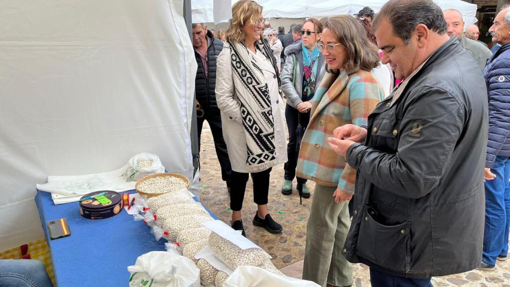 La consejera visita la feria de Saldaña