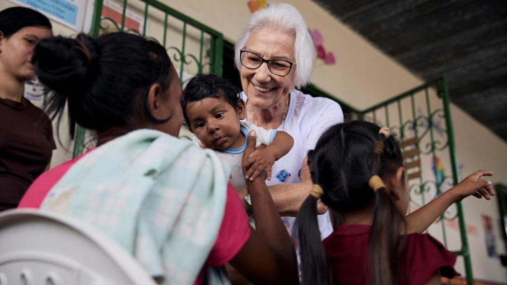 La hermana brasileña Rosita Milesi en una de sus labores humanitarias.