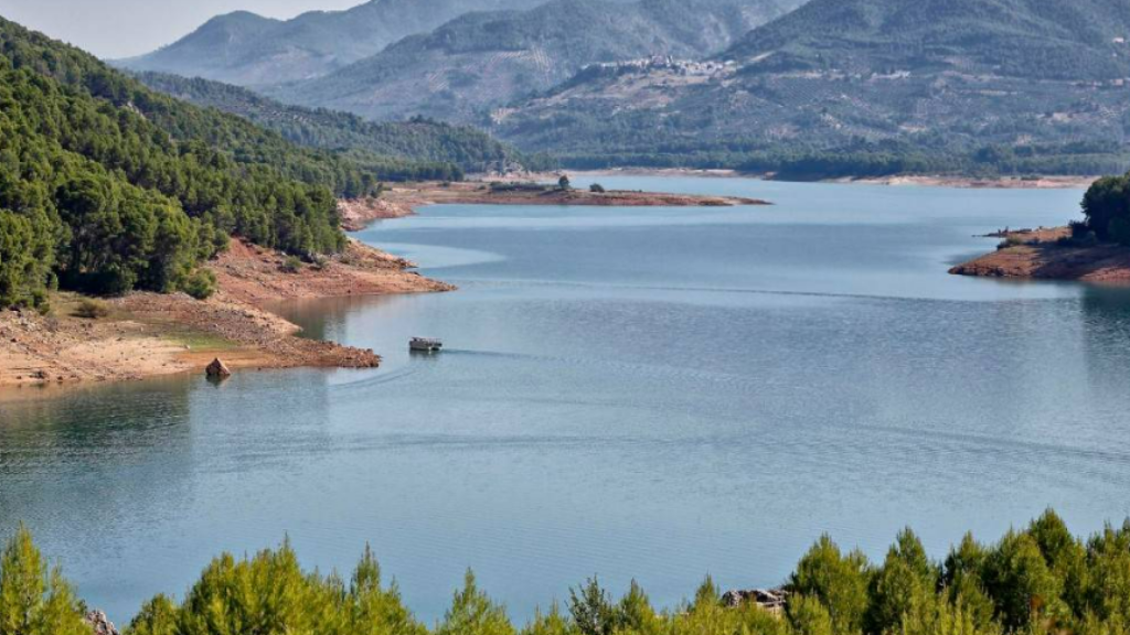 Una vista aérea del pantano de El Tranco, lo último que la Guardia Civil sabe que la pareja estaba divisando.