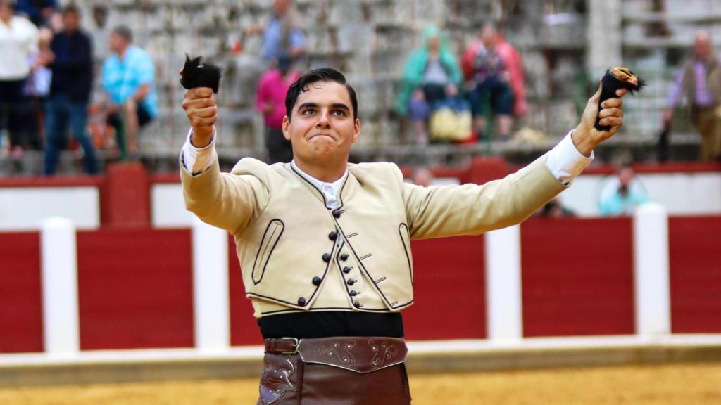 Sergio Pérez de Gregorio paseando las dos orejas en la pasada feria de Valladolid