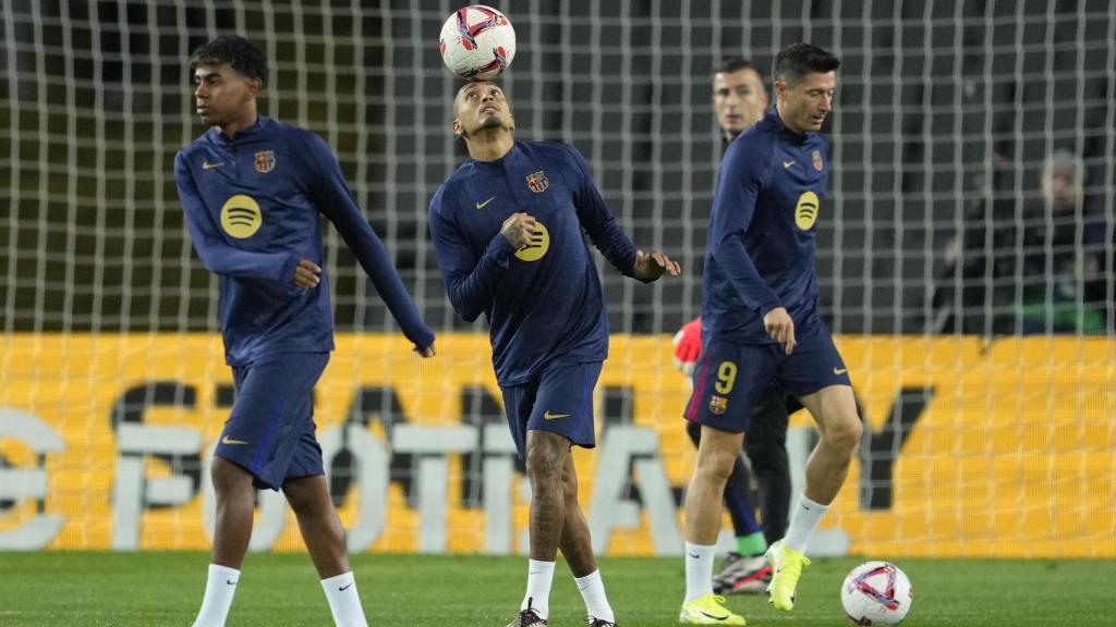 Lamine Yamal, Raphinha y Lewandowski, en el calentamiento del Barça.