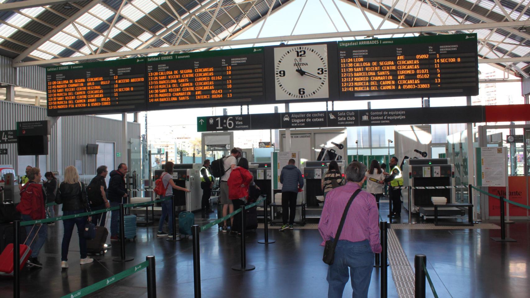 Imagen de archivo del acceso a  los trenes AVE en Alicante.