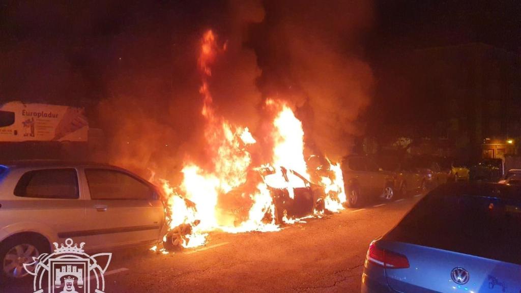 Momento del incendio de uno de los coches