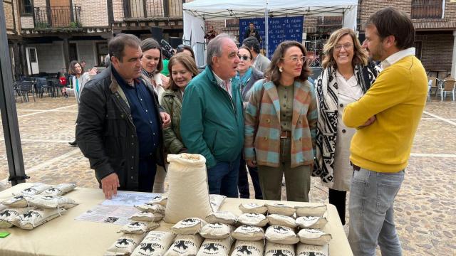 La consejera de Agricultura visita la Feria de la Alubia de Saldaña