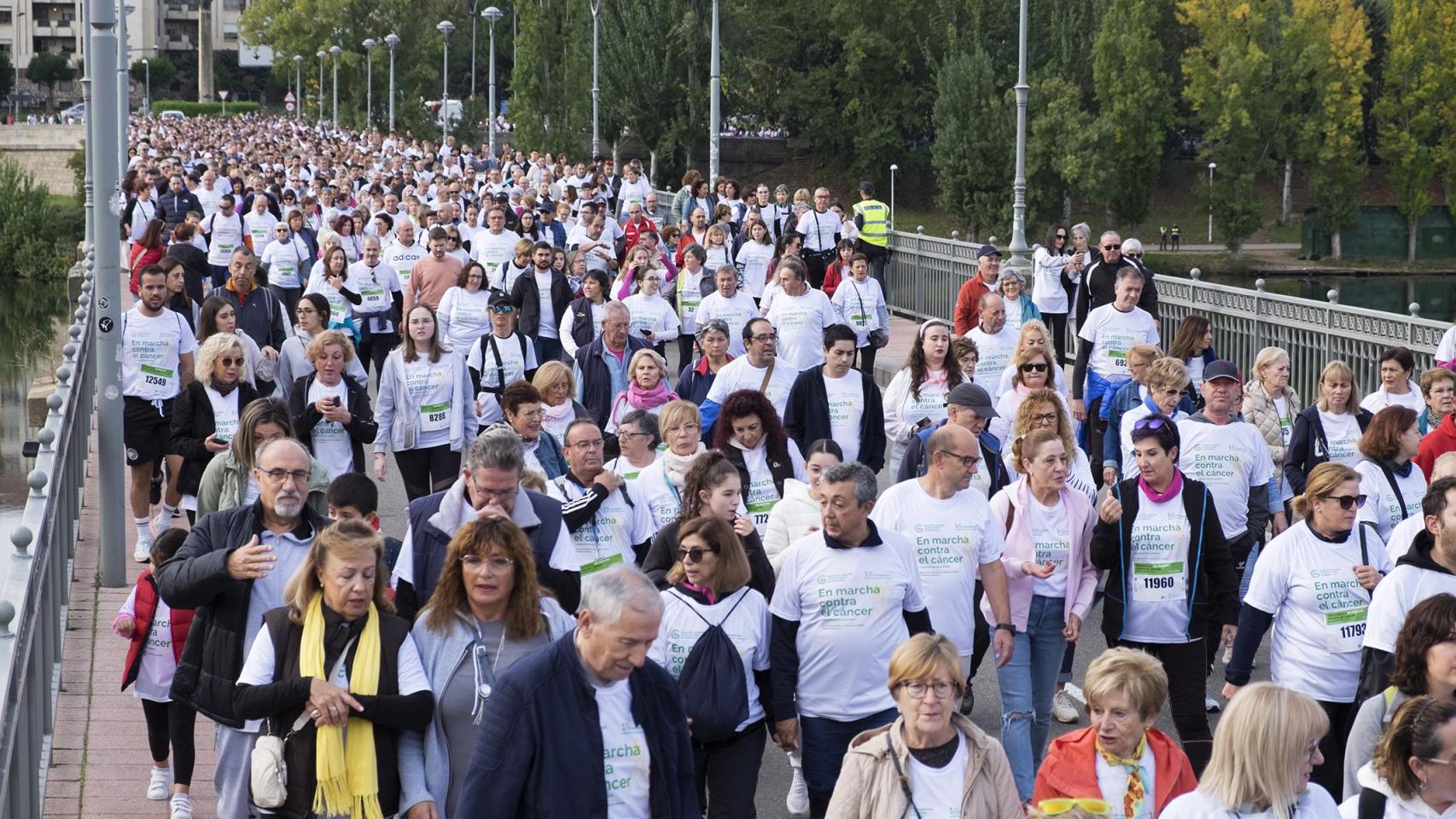 Multitudinaria marcha contra el cáncer en Salamanca