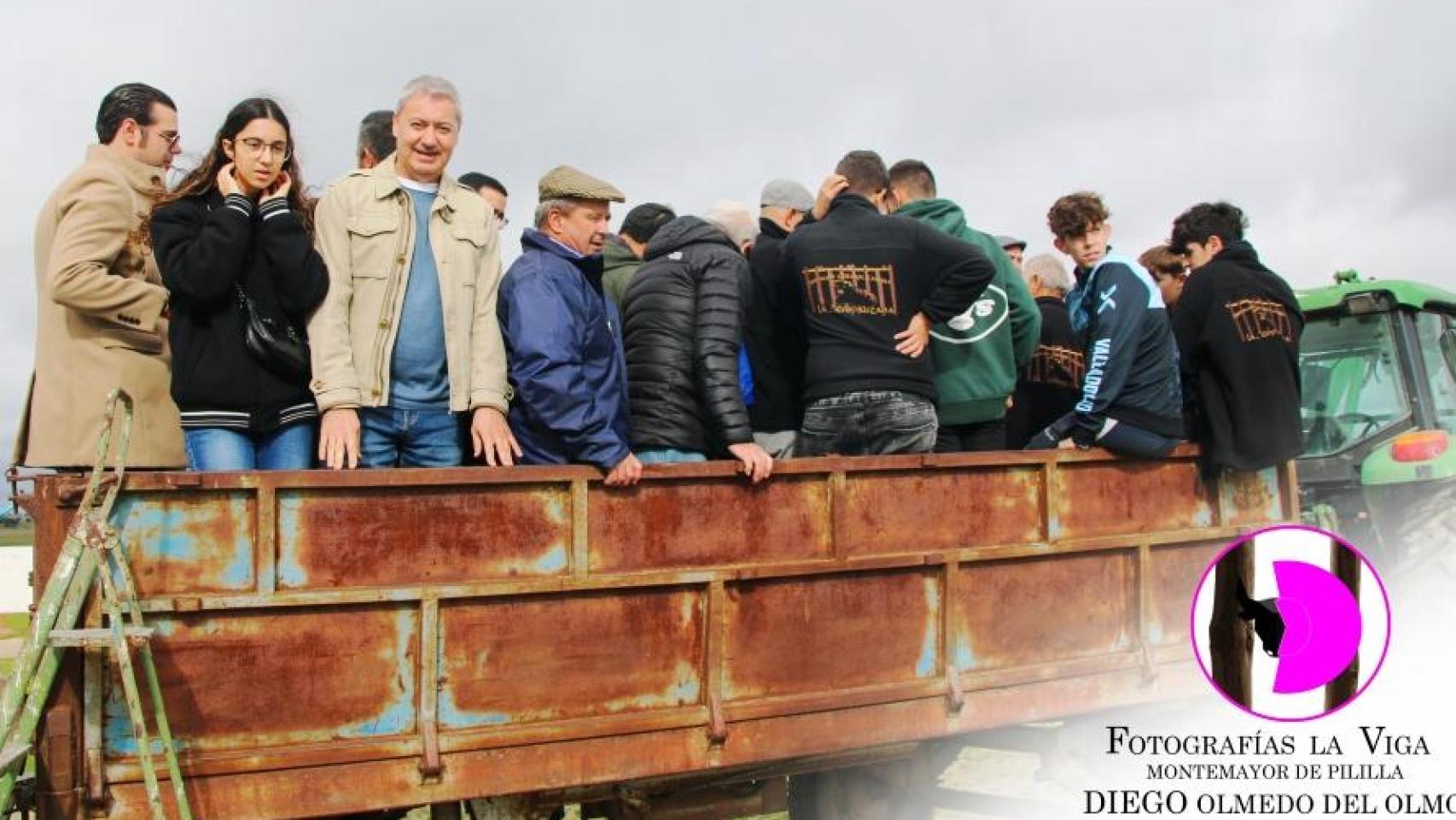 Los socios de La Empalizada en plena visita a los cercados de los toros de la Ganadería Toros Villalpando