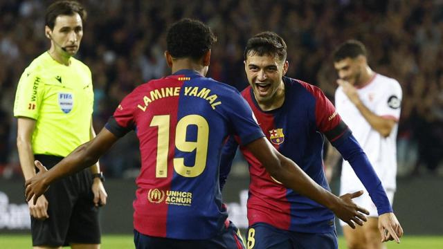 Lamine Yamal y Pedri celebran uno de los goles del Barcelona.