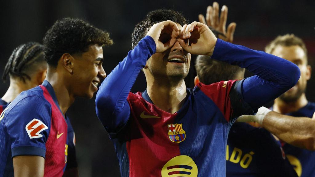 Pedri, con su habitual celebración en el gol que anotó ante el Sevilla.