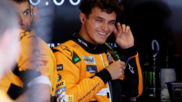 Lando Norris, sonriente en el box de McLaren durante el GP de EEUU de Fórmula 1 2024