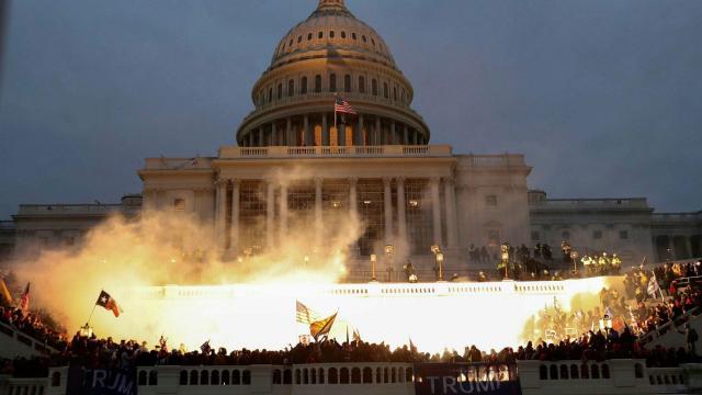 Un fotograma del documental 'Cuatro horas en el Capitolio' (2021), dirigido por Jamie Roberts.