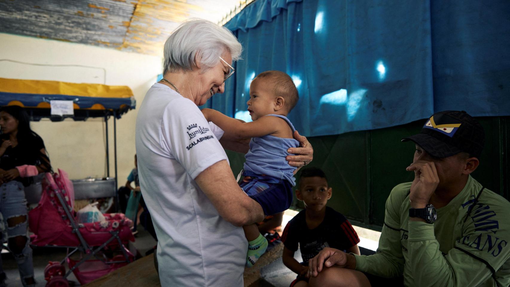 La hermana Rosita en una de sus labores humanitarias.