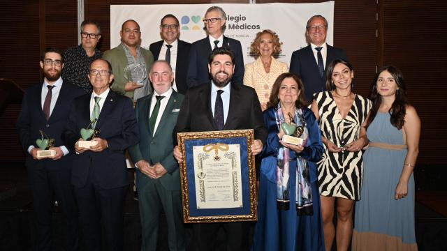 El presidente de la Región de Murcia, Fernando López Miras (c), posando el sábado por la noche con el resto de premiados.