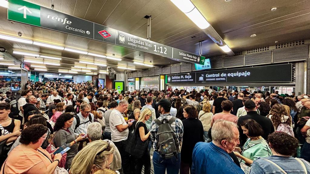 Cientos de personas en la estación de Atocha, a 19 de octubre de 2024, en Madrid (España).