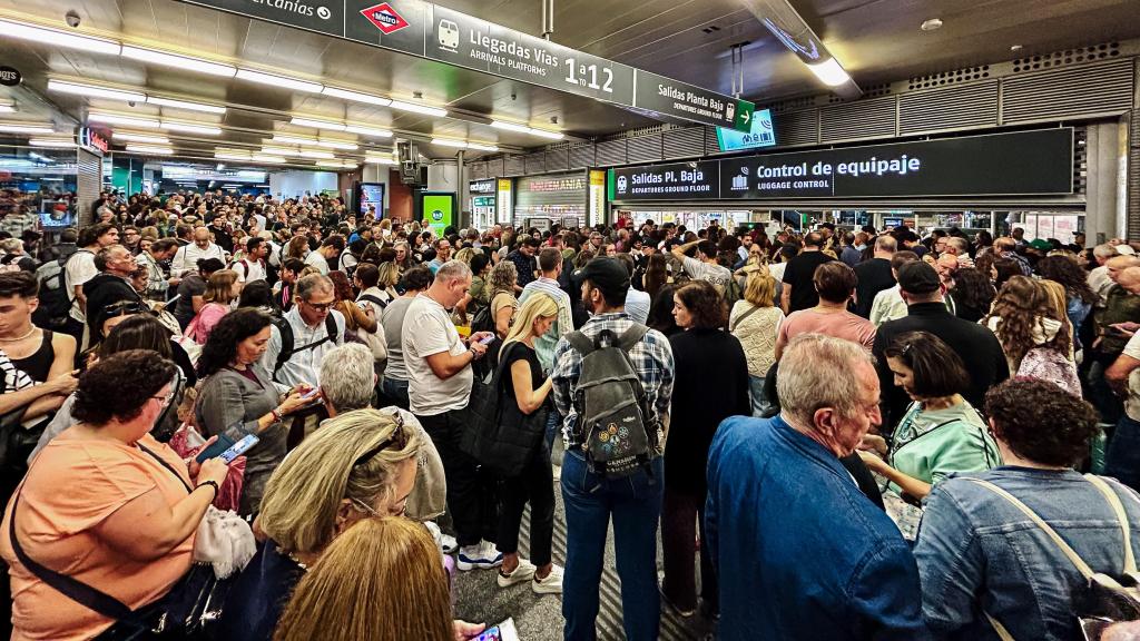 Cientos de personas en la estación de Atocha, a 19 de octubre de 2024, en Madrid (España).