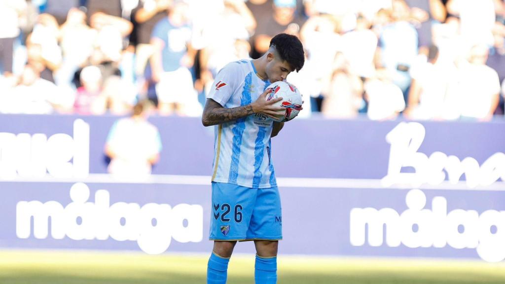 Antoñito Cordero besando el balón durante un partido.