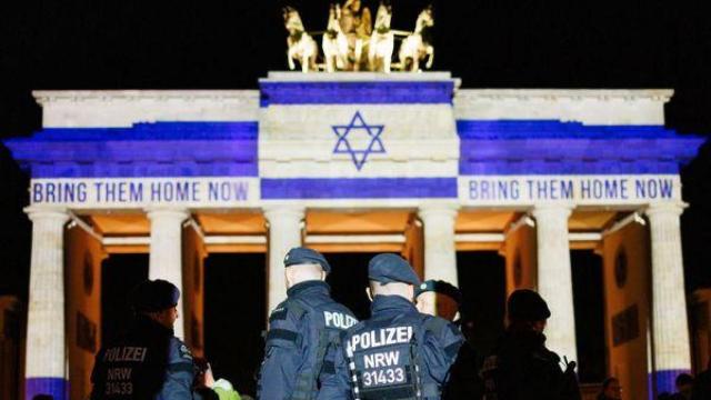 La puerta de Brandemburgo con la bandera de Israel, en Berlín, Alemania.