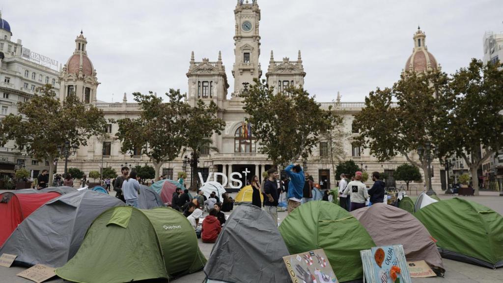 ista este domingo de las tiendas de campaña que varios manifestantes plantaron ayer en la plaza de Ayuntamiento en Valencia .