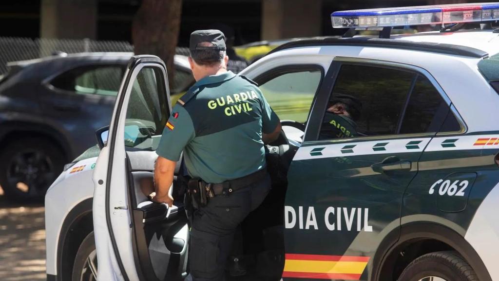 Un agente de la Guardia Civil accede a su vehículo.