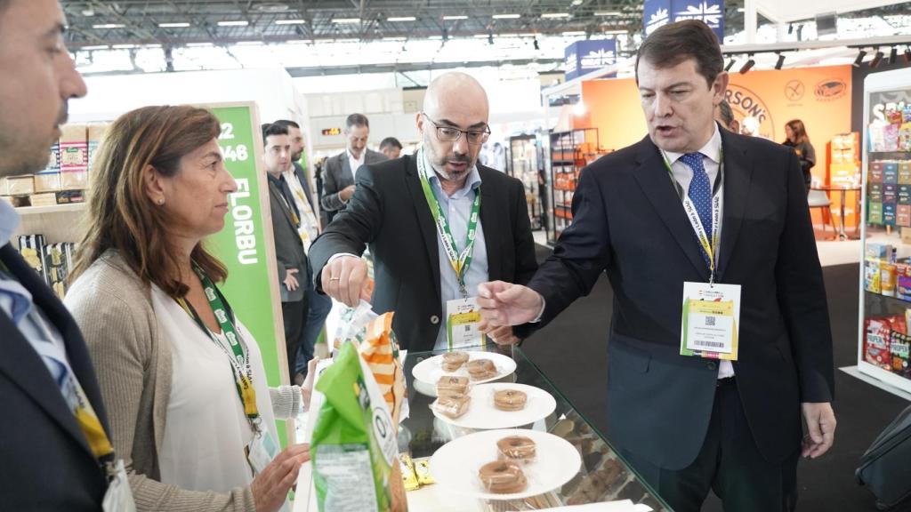 El presidente de la Junta, Alfonso Fernández Mañueco, visita el expositor de Florbú de Burgos, en el Salón Internacional de la Alimentación de París, este lunes