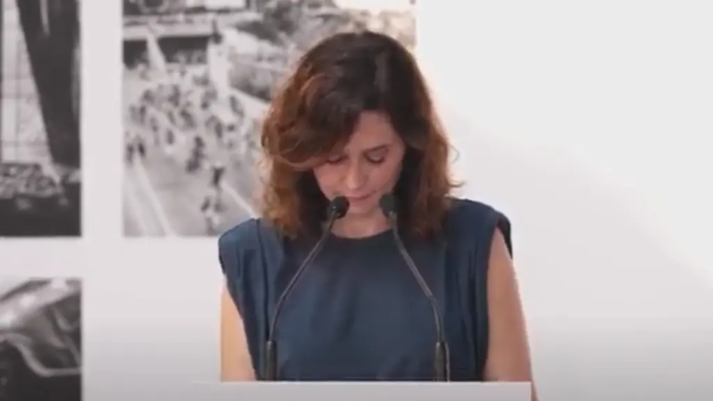 La presidenta de la Comunidad de Madrid, Isabel Díaz Ayuso, interviene durante la inauguración de la muestra 'Bolivariano' del fotoperiodista Álvaro Ybarra Zavala.