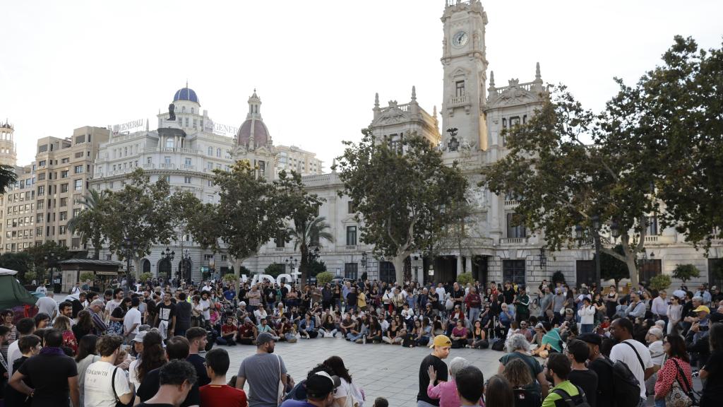 Fotografía de una asamblea en la acampada de manifestantes este domingo, en la plaza de Ayuntamiento en Valencia. Efe / Kai Försterling