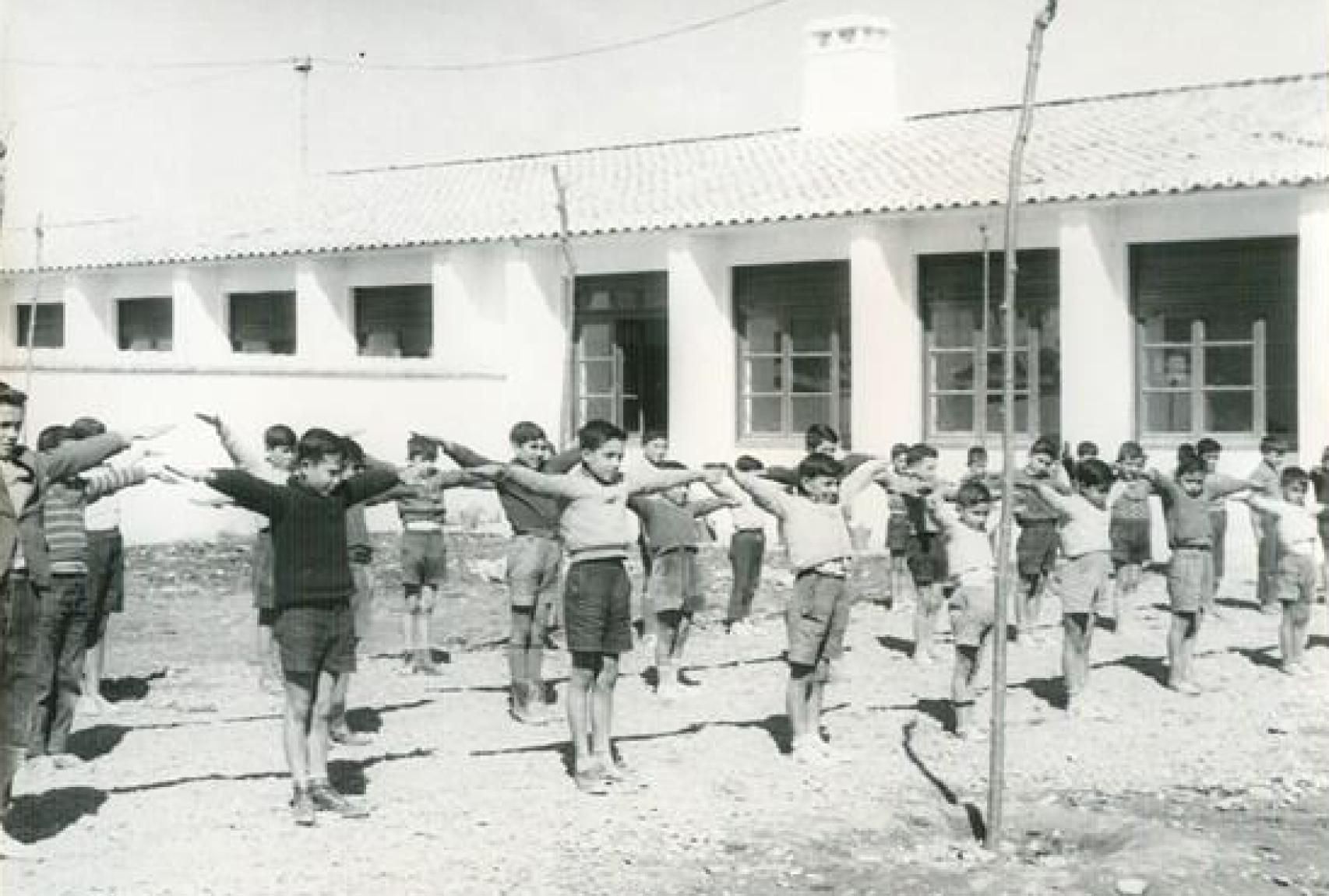 Clase de gimnasia en la Escuela de Valdeíñigos (Cáceres).