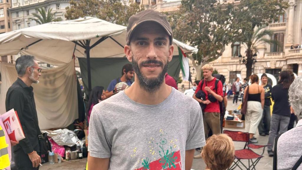 Javi, uno de los miembros de la acampada este lunes en Valencia. EE