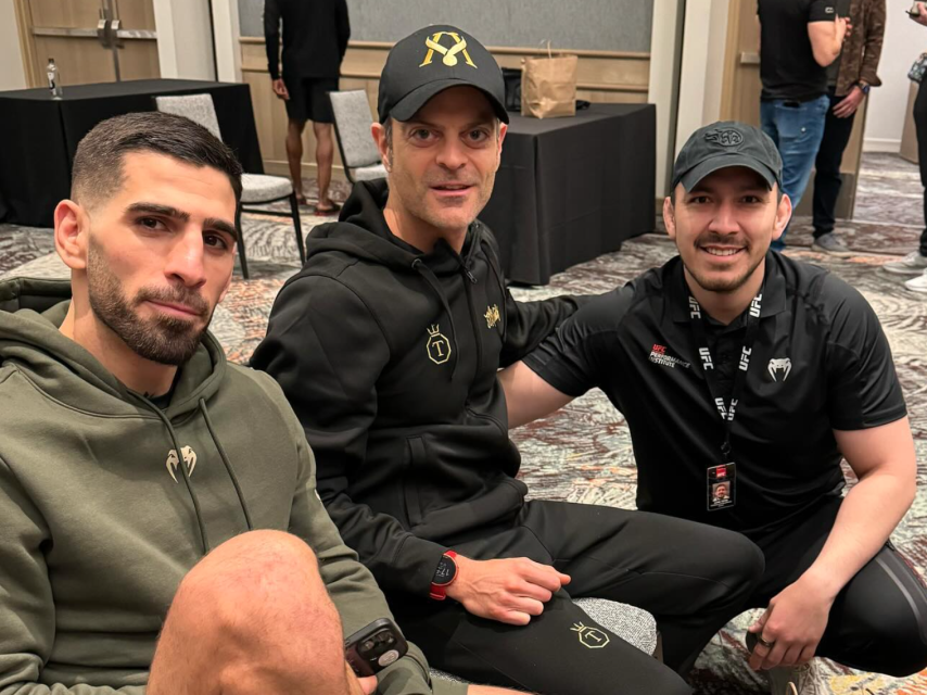 Ilia Topuria, junto al Doctor Aldo y su nutricionista Glenn Castro tras el pesaje del UFC 298