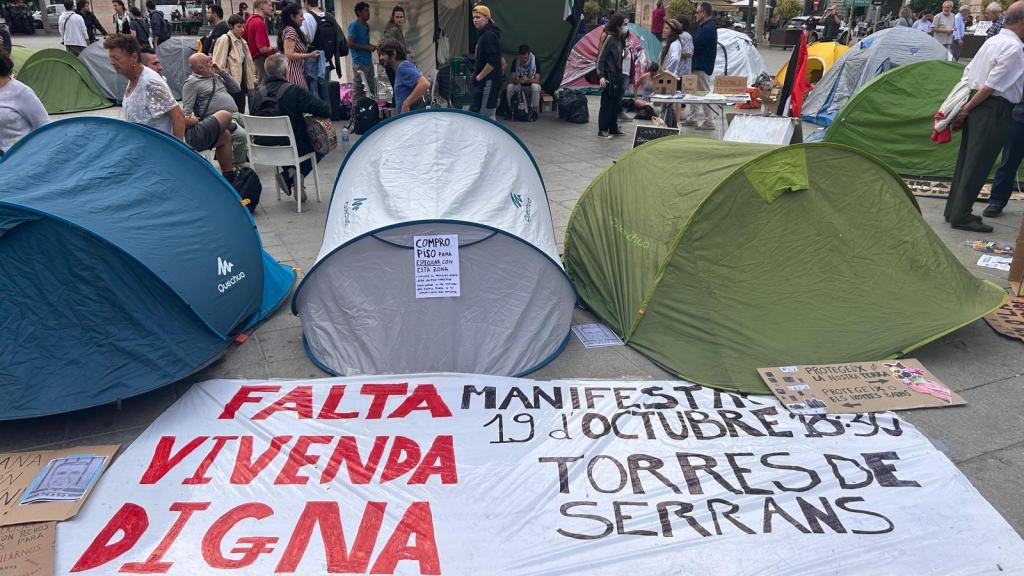 La acampada por la vivienda en Valencia. EE