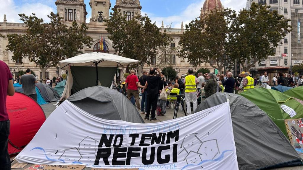 La acampada en la plaza del Ayuntamiento de Valencia. EE