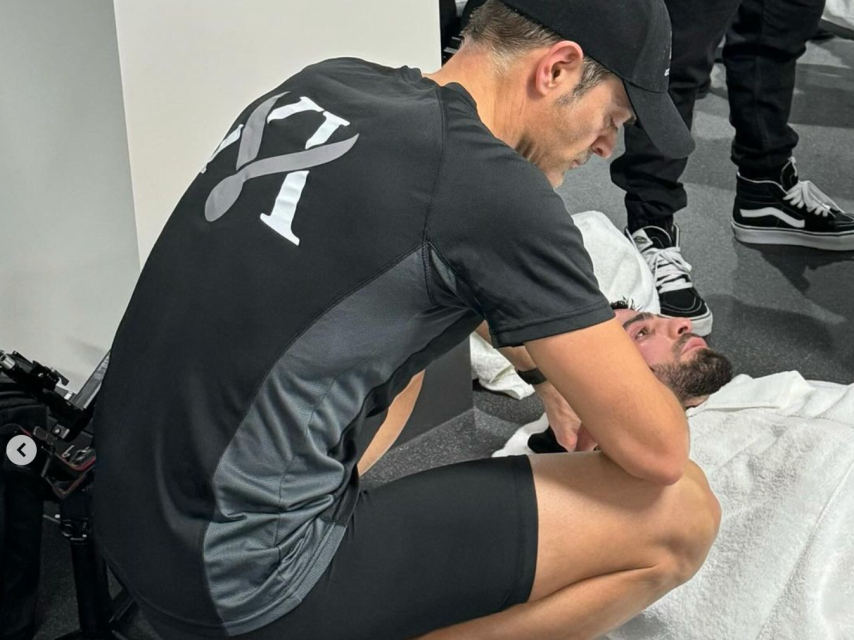 El Doctor Aldo supervisa el recorte de peso de Ilia Topuria antes del pesaje en el UFC 298