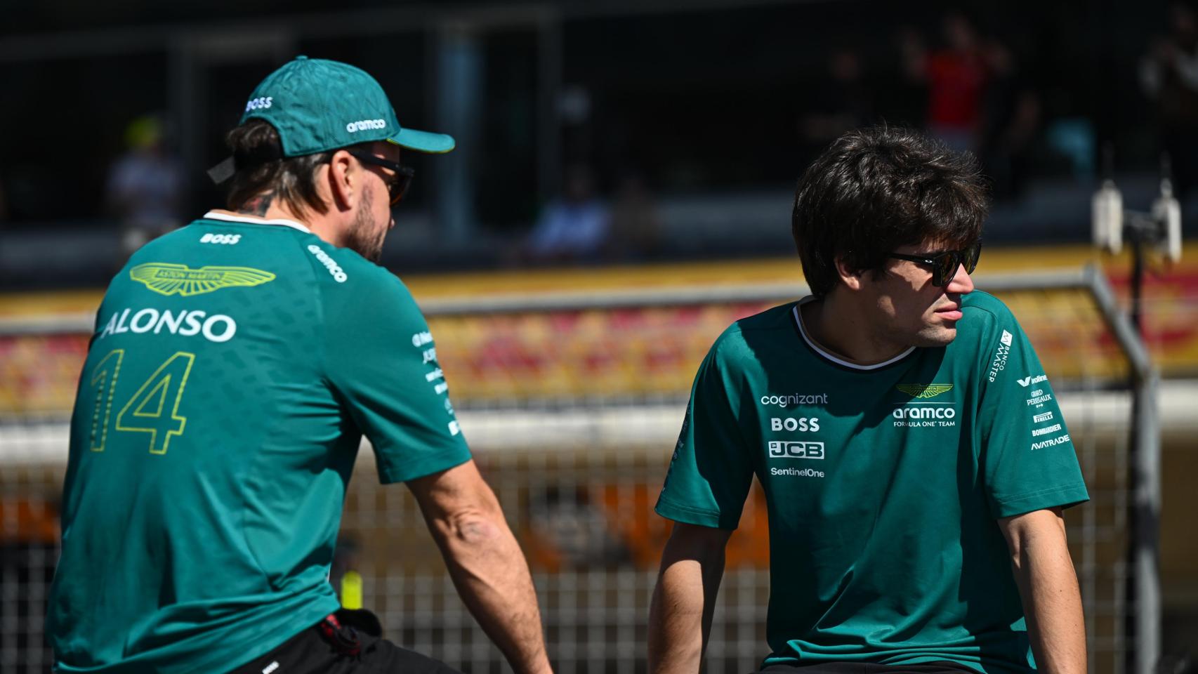 Fernando Alonso y Lance Stroll conversan antes del Gran Premio de Estados Unidos en Austin